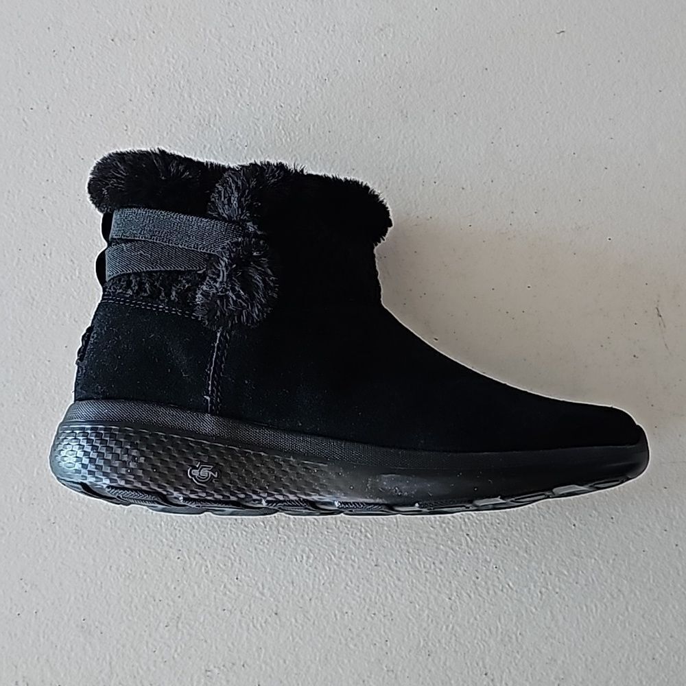 NEW Black Suede Cozy Vibe Boots by Sketchers, Size 5.5
